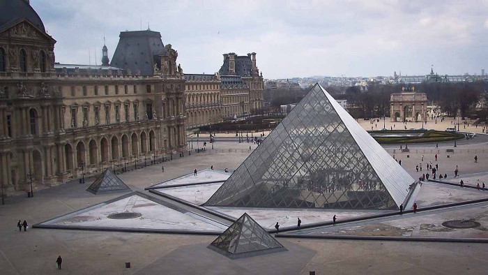 Kim tự tháp kính Louvre