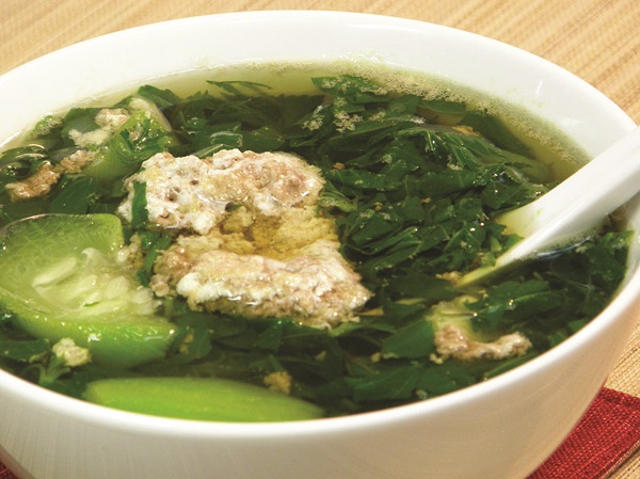 Canh cua rau đay là món đặc sản của mùa hè, đậm chất Việt Nam