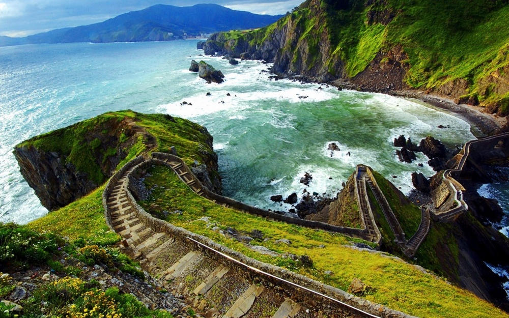 San Juan de Gaztelugatxe là một hòn đảo trên bờ biển Biscay và được nối với đất liền bằng một cây cầu nhân tạo khá hẹp có 237 bậc.