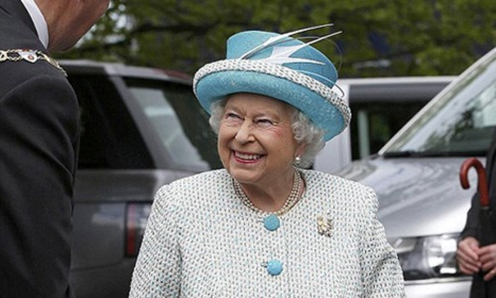 Nữ hoàng Anh Elizabeth II không cần hộ chiếu vì chúng được làm nhân danh bà