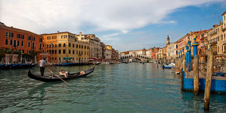 Tại Venice, tất cả gondola đều được sơn màu theo luật.