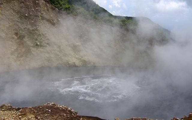 Hồ Sôi của Dominica có nhiệt độ cao nhất, nằm ở thung lũng Desolation, nước hồ Sôi đạt 82-92 độ C
