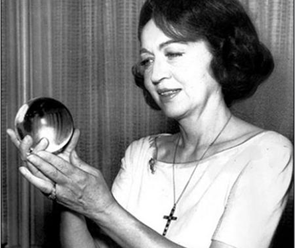 Nhà chiêm tinh học Jeane Dixon nổi tiếng thế giới khi đưa ra lời tiên tri chính xác về vụ mưu sát Tổng thống Mỹ John F. Kennedy. Nhà chiêm tinh học Jeane Dixon nổi tiếng thế giới khi đưa ra lời tiên tri chính xác về vụ mưu sát Tổng thống Mỹ John F. Kennedy.