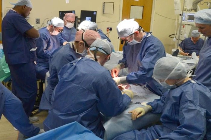 Ca phẫu thuật diễn ra tại Bệnh viện Đa khoa Leeds. 