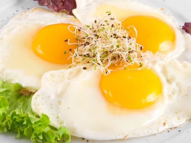 Trứng trộn salad cũng là món bạn nên làm để thay đổi khẩu vị.