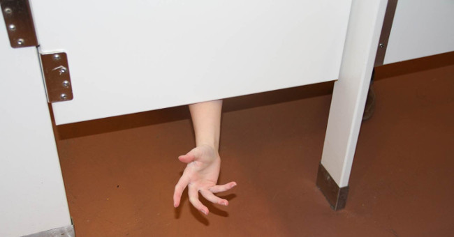 Tại sao cửa buồng toilet công cộng được thiết kế có khoảng trống ở trên và dưới? Tại sao cửa buồng toilet công cộng được thiết kế có khoảng trống ở trên và dưới?