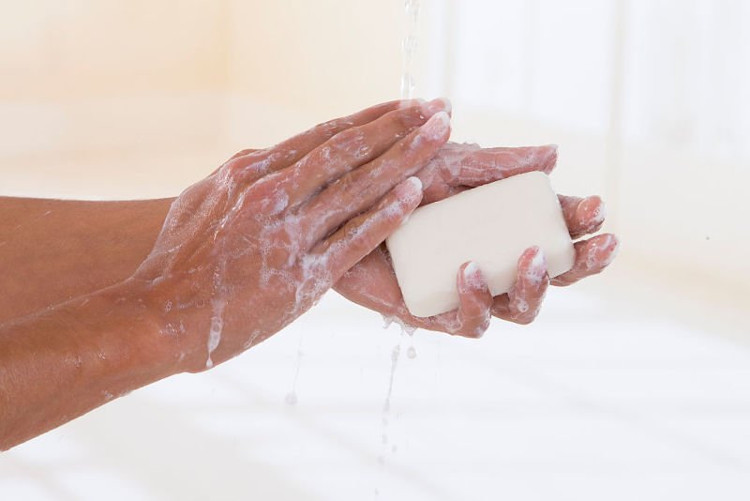 FDA khuyến cáo người tiêu dùng chỉ nên sử dụng xà phòng thường và nước.