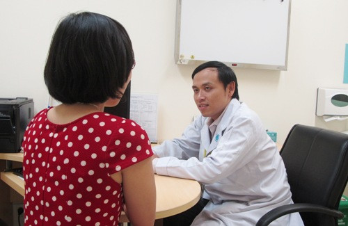 Bác sĩ Lâm Vĩnh Niên đang khám cho một bệnh nhân gặp vấn đề về tiêu hóa. 