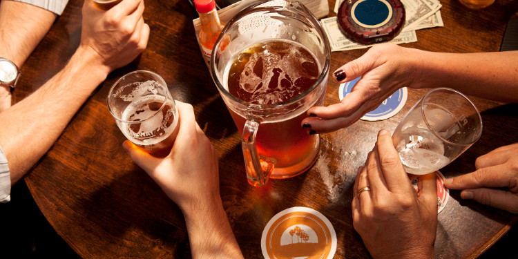 Bia quá hạn sử dụng uống vào gây khó chịu và rối loạn chức năng tiêu hóa, thậm chí ngộ độc.