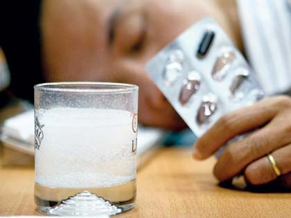 Khi nghi ngờ ai bị ngộ độc thuốc, cần nhanh chóng sơ cứu và đưa đến bệnh viện ngay lập tức. Khi nghi ngờ ai bị ngộ độc thuốc, cần nhanh chóng sơ cứu và đưa đến bệnh viện ngay lập tức.