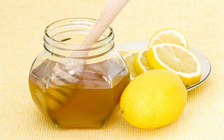 Uống chanh và mật ong vào sáng sớm giúp bạn thải độc và cung cấp vitamin C cho cơ thể.