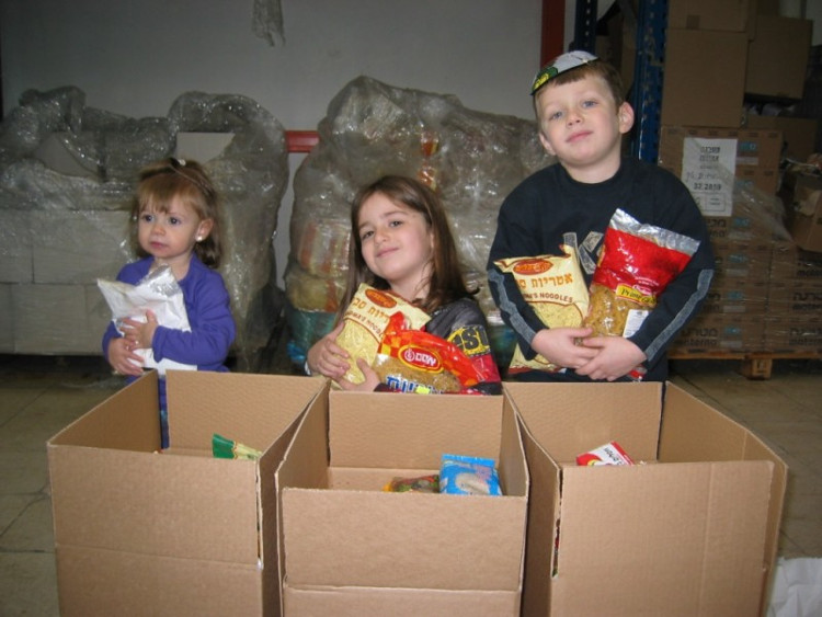 Trẻ em Do Thái mang lương thực, đồ dùng bỏ vào thùng để chuyển đến cho những người nghèo.