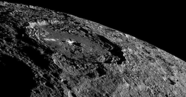 Phát hiện hành tinh lùn Ceres chứa đầy nước