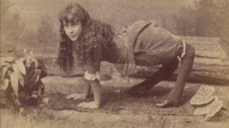 Ella Harper - cô gái lạc đà vào năm 1886.