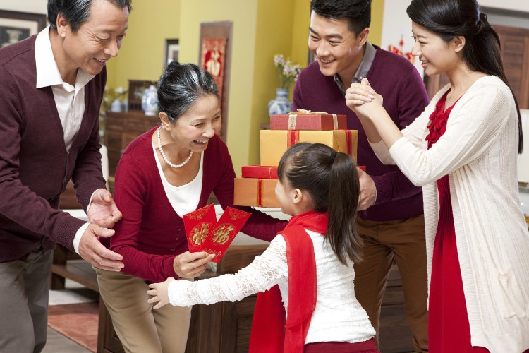 Tiền mừng tuổi đầu năm, còn có ý nghĩa tượng trưng cho sức khỏe, may mắn, thành đạt...
