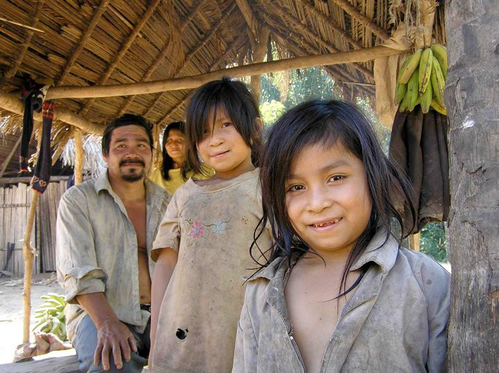 Một gia đình tộc người Tsimane ở Bolivia.