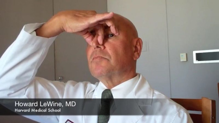 Tiến sĩ Howard LeWine hướng dẫn cách ngăn chảy máu cam nhanh chóng.