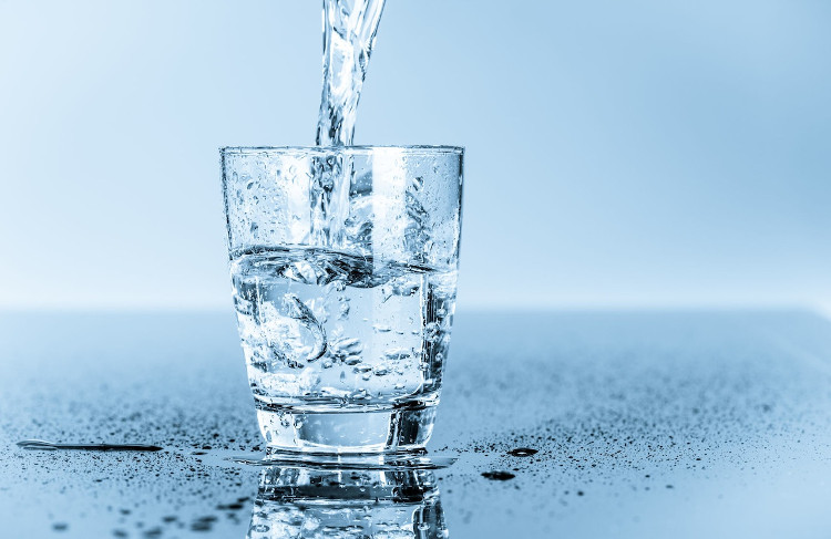 Uống nước trước khi ăn giúp cơ thể hấp thu dinh dưỡng từ thực phẩm dễ hơn.