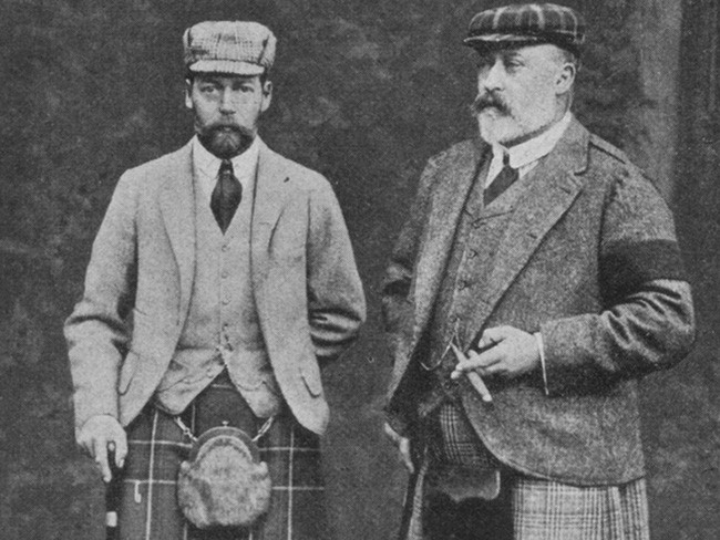 Do quá béo nên vị vua Edward VII (bên phải hình) không thể cài được chiếc cúc cuối cùng