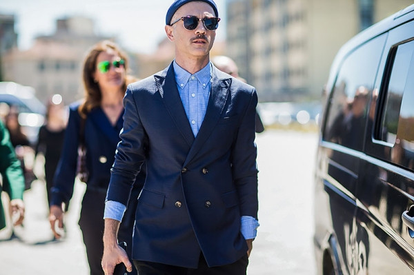Bộ suit 4 nút cài 2 cúc ở hàng trên, hàng dưới thì cài chiếc ẩn bên trong và bỏ qua chiếc cúc bên ngoài