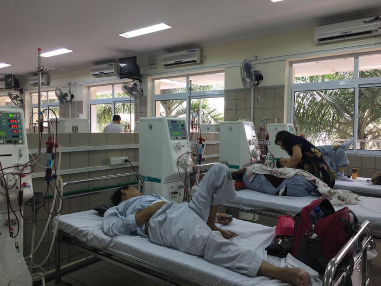 Bệnh nhân đang được lọc thận nhân tạo tại khoa Thận nhân tạo, Bệnh viện Bạch Mai.