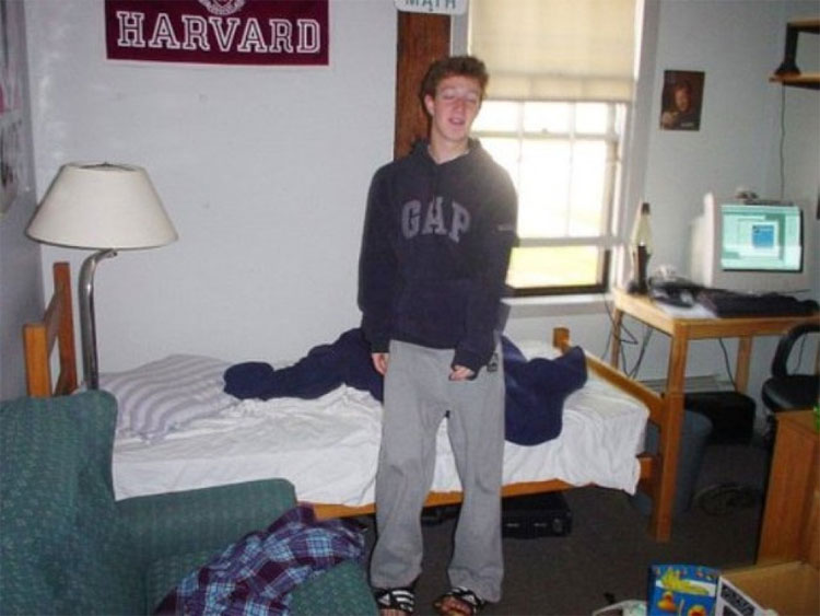 Một thời gian ngắn sau khi được nhận vào Đại học Harvard vào năm 2002, Mark nhanh chóng được biết đến như một lập trình viên tài năng. 