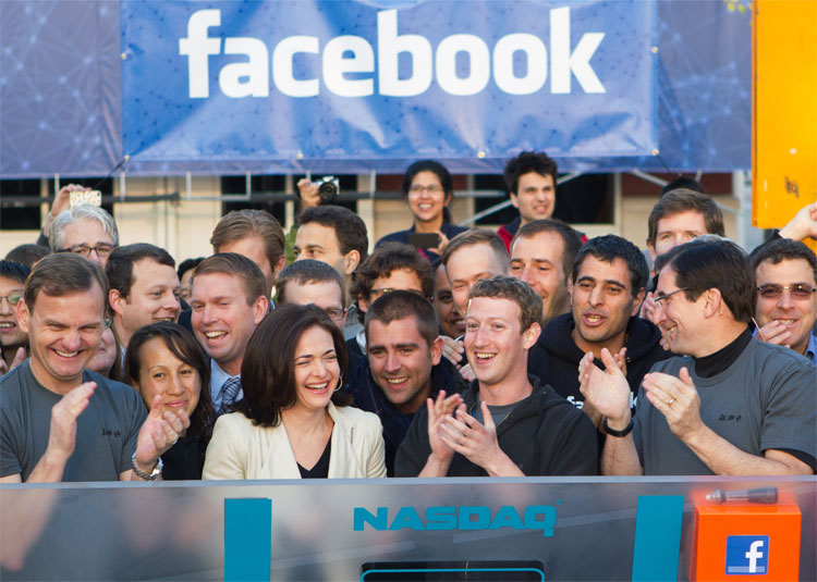 Ngày 18 tháng 5 năm 2012, Facebook lần đầu tiên phát hành cổ phiếu ra công chúng. 
