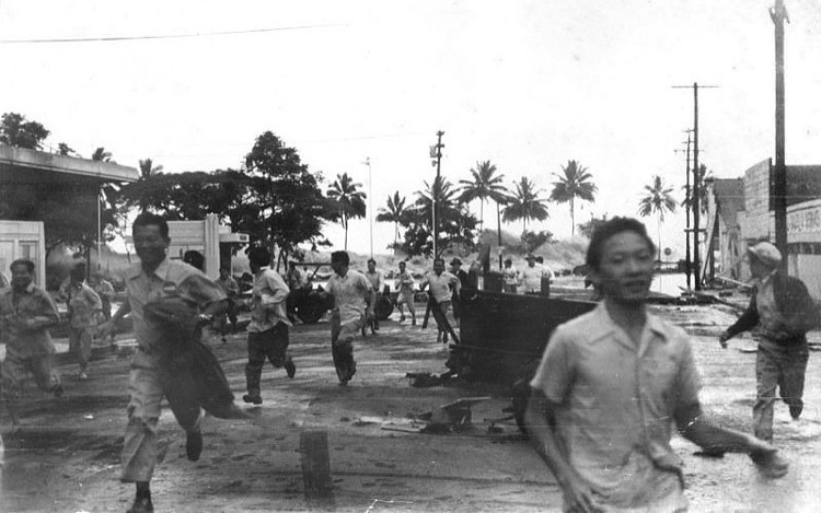Người dân Hawai'i chạy trốn trước một cơn sóng thần đang ập vào Hilo, Hawai'i.