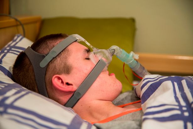 Liam phải sử dụng máy thở và hệ thống theo dõi dấu hiệu sự sống mỗi khi đi ngủ. 