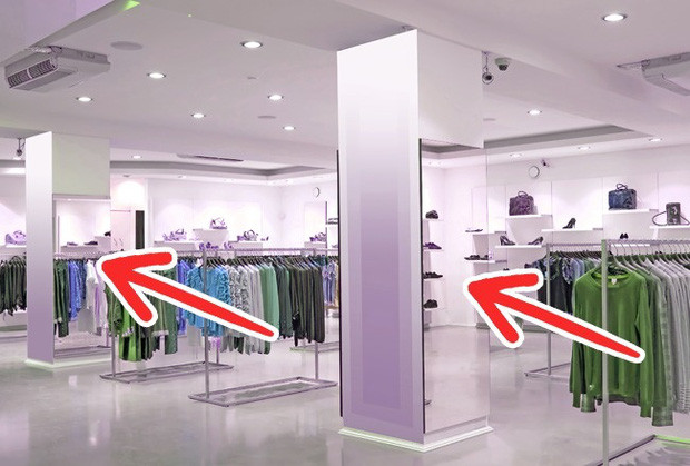 Các cửa hàng quần áo sẽ đặt 1 vài tấm gương "chân thật" ở dọc lối đi chọn đồ. 
