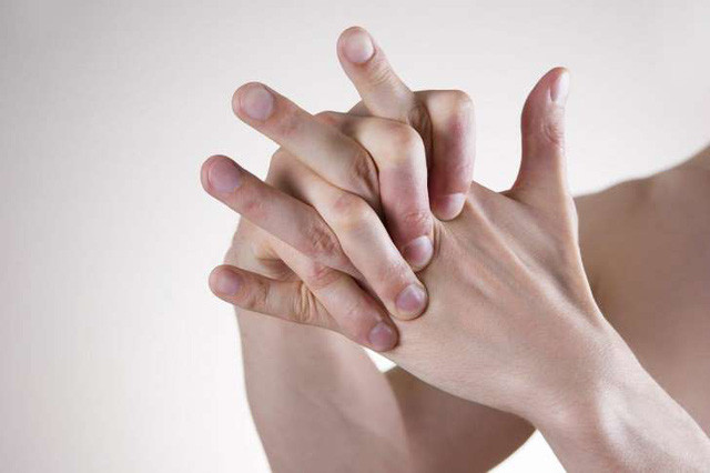 Bẻ các khớp ngón tay kích thích các gân, giúp thư giãn cơ bắp.