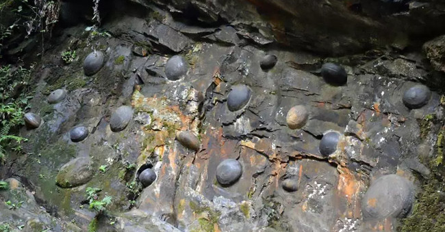 Vách đá "đẻ trứng" ở Trung Quốc khiến giới khoa học bối rối