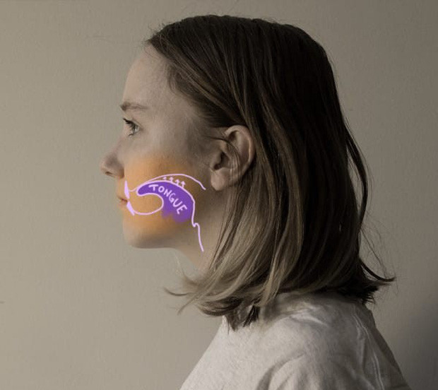 Đặt lưỡi lên sau hàm trên, sau đó thở mạnh ra.