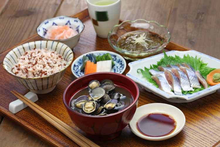 Một bữa ăn truyền thống của người Nhật thường được làm theo nguyên tắc ichijyu sansai 