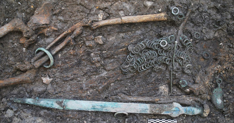 Nhiều vật dụng thời Đồ Đồng được tìm thấy trên đỉnh núi Lotschberg.