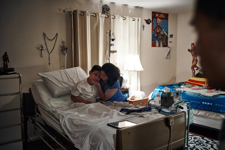 Brandon Rojas, 10 tuổi, và mẹ, bà Liliana trong căn nhà của họ ở Dover Plains, New York. 