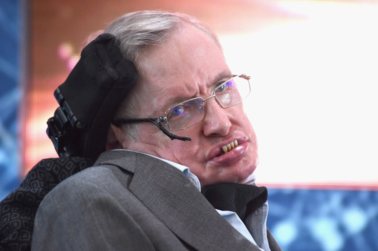 Giáo sư Stephen Hawking nhiều lần cảnh báo về những nguy cơ gắn liền với AI.