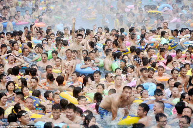 Người dân tại một bể bơi Trùng Khánh 