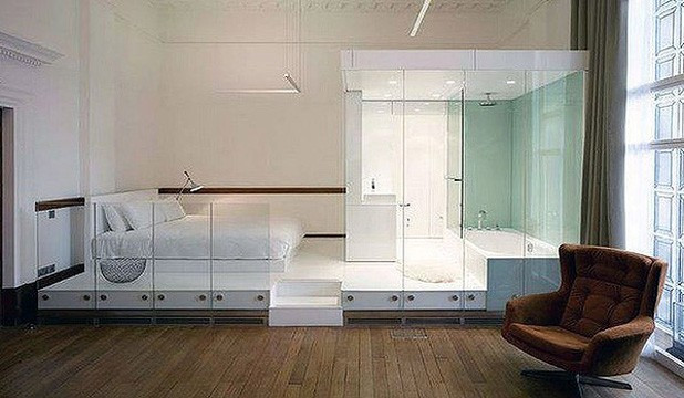 Xây phòng tắm bằng vách kính giúp tạo cảm giác rộng rãi và "lạc trôi" hơn.