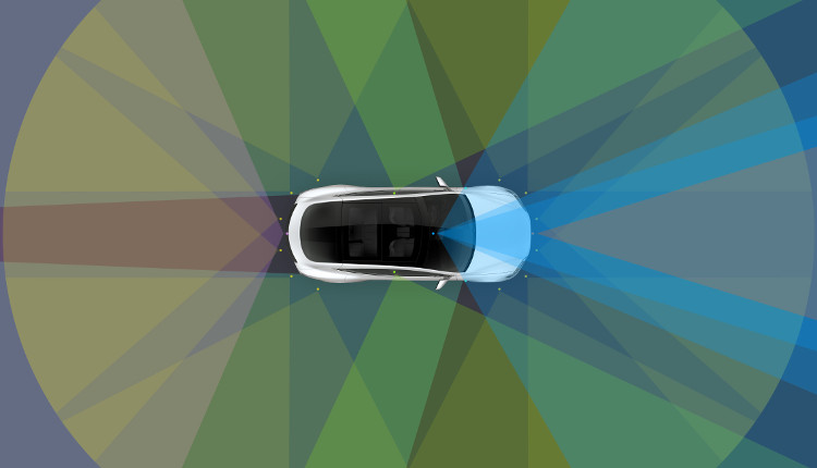 Hệ thống tự lái Autopilot tích hợp trong các xe hơi của hãng có thể định hướng trên cao tốc và trong bãi đỗ xe.