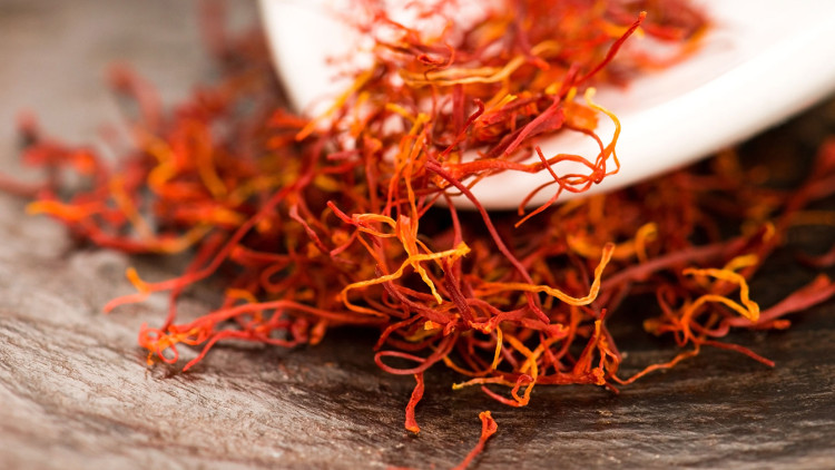 Saffron được dùng như 1 thành phần của các loại mặt nạ khi có tác dụng giảm sắc tố, làm sáng da.