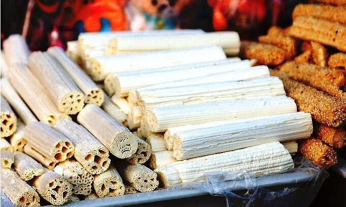 Các loại kẹo dùng để cúng ông Táo rất phong phú, làm từ mạch nha, kê, lúa mạch, hạt bí.