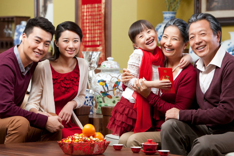 Màu đỏ xuất hiện trong các gia đình, mong đem lại may mắn, bình an.