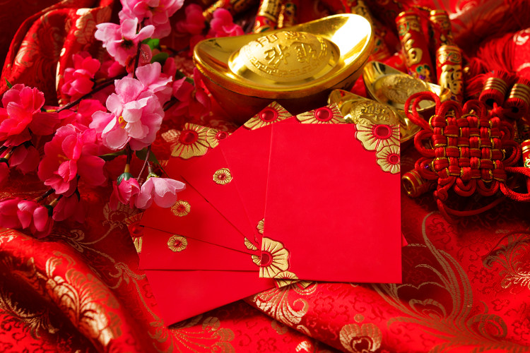 Màu đỏ là màu phổ biến trong dịp Tết Nguyên đán.