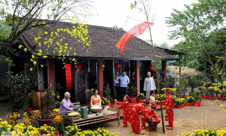 Cứ đến Tết, nhà nhà lại ngập tràn sắc đỏ.