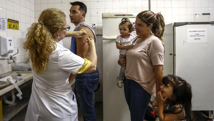 Tiêm phòng sốt vàng da cho người dân tại Sao Paolo, Brazil.