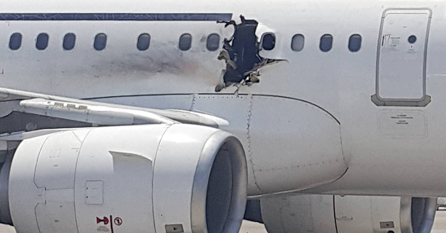 Tại sao hành khách bị hút ra ngoài khi máy bay bị thủng?