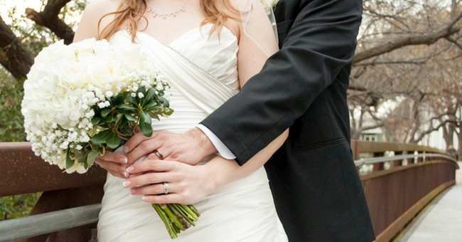 Lý do bó hoa cưới ra đời và vì sao hoa cưới thường có màu trắng