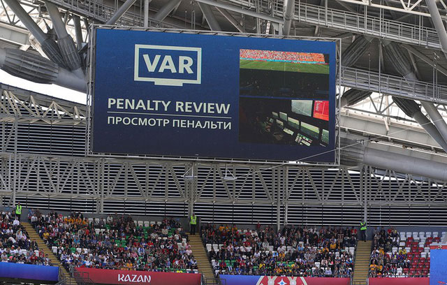 Bảng thông báo cho người hâm mộ về tình huống trọng tài dừng trận đấu để dùng VAR