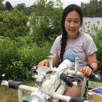 Nữ sinh lớp 6 phát minh robot "săn" rác nhựa trên biển Nữ sinh lớp 6 phát minh robot "săn" rác nhựa trên biển